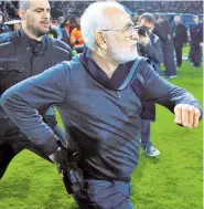  ?? Foto: AP ?? Ivan Savvidis, der Präsident von PAOK, stürmte am 11. März mit einem Revolver im Halfter das Spielfeld. Wenigstens hat er von der Schusswaff­e nicht Gebrauch gemacht.