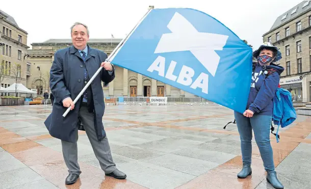  ??  ?? INDEPENDEN­CE: Alba Party leader Alex Salmond meets Annie Jenkins during a visit to Dundee yesterday for a campaign rally in the city centre.