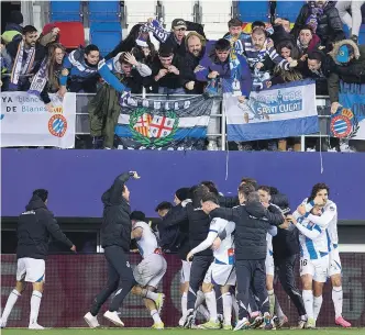  ?? GETTY ?? Los jugadores del Espanyol celebran el tercer gol ante el Eibar en Ipurua. 20M.ES/DEPORTES