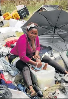  ?? PHOTO: THULANI MBELE ?? NOWHERE TO GO: Zinhle Jonas, one of the evicted people, bathing her child in a bucket