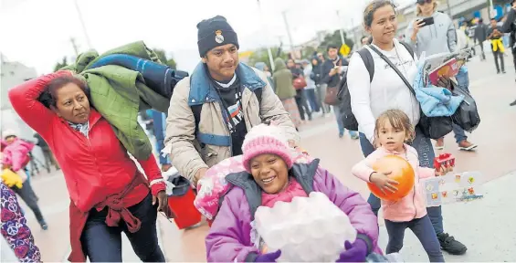  ?? REUTERS ?? Espera. Un grupo de hondureños que forma parte de la caravana de migrantes aguarda en Tijuana, México, para ingresar a Estados Unidos.