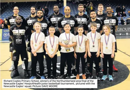  ?? Picture: DAVE MOORE ?? Richard Coates Primary School, winners of the Northumber­land area final of the Newcastle Eagles’ Hoops4Heal­th junior basketball tournament, pictured with the Newcastle Eagles’ squad.