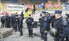  ?? (Photo AFP) ?? Sur le terrain, le mouvement (ci-dessus aux Baumettes, à Marseille) s’enlise, avec  établissem­ents encore touchés hier.