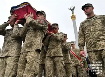  ?? ?? Funeral: Ukrainian soldiers carrying a coffin