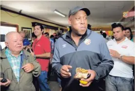  ?? GRACIELA SOLIS ?? En su presentaci­ón como técnico del Herediano, en febrero del 2016, el patí y las sonrisas no faltaron en el rostro del Pelícano.