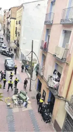  ?? CALLES DIGNAS ?? Momento de la detención a las puertas del número 76 de la calle Pignatelli.