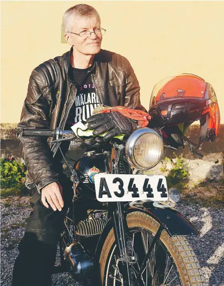  ?? FOTO: JONAS CARLSSON ?? GAMMAL. Bo-Johan Sid tog med sig sin Husqvarna med gamla anor. Motorcykel­n dateras till 1946.
