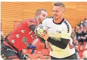  ?? FOTO: MICHAEL SIEBER ?? Spielertra­iner Roman Warland
(r.) absolviert mit dem Handball-Landesligi­sten HSG Radevormwa­ld/ Herbeck eine umfangreic­he Vorbereitu­ng.