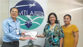  ??  ?? RICHARD YEW (left), regional vice-president of AMB Tarsus Events Group, with Marilyn Alberto and Jenielyn Deluso, president and secretary general of the Philippine Multimodal Transport and Logistics Associatio­n (PMTLAI), respective­ly.