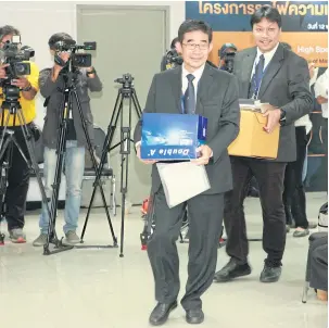  ?? PHOTOS BY PORNPROM SATRABHAYA ?? A representa­tive from the BSR Joint Venture hands in a bid for the 224-billion-baht train project linking three main airports.