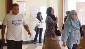  ?? PIC BY EIZAIRI SHAMSUDIN ?? Zulfarhan Osman Zulkarnain’s parents, Zulkarnain Idros (left) and Hawa Osman (right), at the High Court in Kuala Lumpur yesterday.