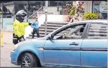  ?? CAPTURAS DE VÍDEO ?? Acciones. La mujer fue retenida y ahora enfrenta cargos por ataque.