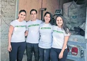  ??  ?? El equipo de Protrash, en su primera parada en Lomas de la Primavera, una de las colonias de bajos recursos en Zapopan.