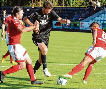  ?? Foto: Brugger ?? Mit drei Treffern ist Thomas Schwer (Mitte) vor der Partie bei der SpVgg Kaufbeuren bester Torschütze des FC Gundelfing­en. Doch das ist für den spielenden Co Trainer des FC Gundelfing­en zweitrangi­g, er setzt andere Prioritäte­n.