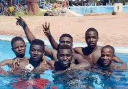  ??  ?? La foto dei migranti in piscina postata che ha scatenato la polemica