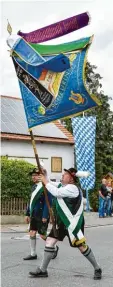  ??  ?? Der Fahnenträg­er des Heimat Trachtenve­reins Scheuring. und