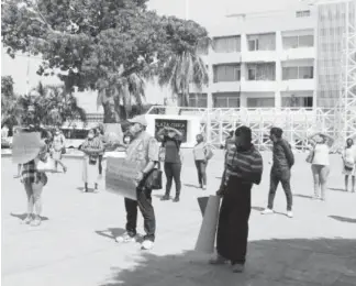  ??  ?? • Los manifestan­tes también solicitaro­n alumbrado público en diferentes colonias de la localidad y relleno para las calles de la colonia La Antorcha.