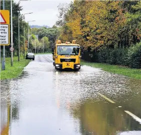  ?? PETER BOLTER ?? Flooding on the A4059 in Aberdare