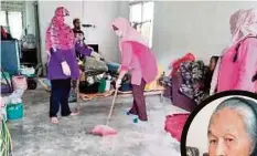  ??  ?? ANGGOTA NGO membersih rumah Mariam (gambar) yang terjejas akibat banjir di Kampung Limau Kasturi, Gua Musang.