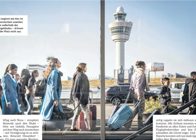  ?? ?? Anstellen beginnt wie hier im April in Amsterdam zuweilen schon außerhalb des Flughafeng­ebäudes – drinnen reichte der Platz nicht aus.