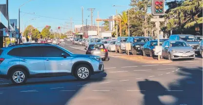  ??  ?? BUSY ROADS: Traffic chaos at the corner of Herries and Ruthven Streets due to a stopped train.