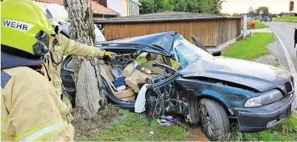  ?? BILD: SN/FF KUCHL ?? Mit 1,16 Promille prallt ein 33-Jähriger gegen einen Baum. Die Beifahreri­n wird schwer verletzt.