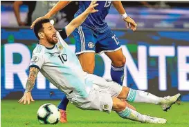  ??  ?? Lionel Messi (Bild) stolpert mit Argentinie­n durch die Copa América, muss am Sonntag das vorzeitige Aus abwenden.