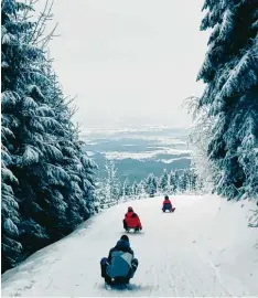  ?? Foto: Doris Wegner ?? Vom Hörnle in Bad Kohlgrub führt eine 4,5 Kilometer lange Rodelabfah­rt ins Tal. Die ersten Kehren sind steil, dann geht es gemächlich ins Tal.