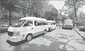  ??  ?? Transporti­stas de diferentes rutas protestaro­n frente a las oficinas de la Semovi, ubicadas en la colonia Roma. Los manifestan­tes piden un alza justa a las tarifas ■ Foto Alfredo Domínguez