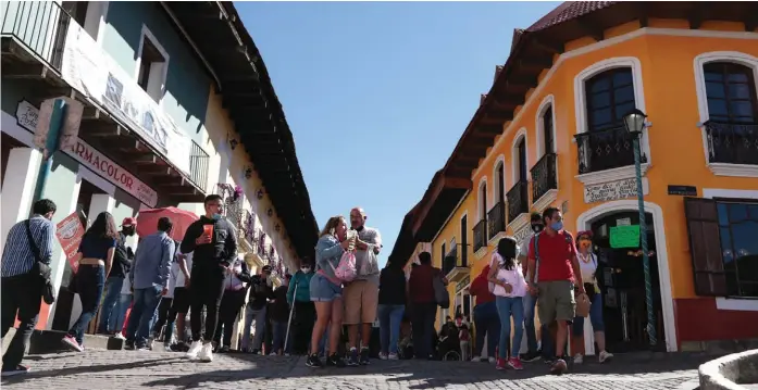  ?? MARIBEL CALDERÓN ?? Real del Monte lució con paseantes como antes de la pandemia, pero con medidas sanitarias.