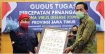  ?? TORIQ S. KARIM/JAWA POS ?? SPECIAL AWARD: Ketua PWI Jatim Ainur Rohim menyerahka­n penghargaa­n kepada Gubernur Khofifah Indar Parawansa di Gedung Negara Grahadi kemarin.