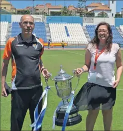  ??  ?? EL SUEÑO. Antonio y Manoli posan con la Copa de la Reina de 2015.