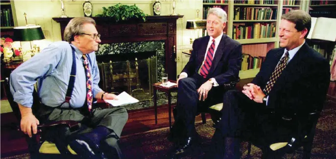  ?? EFE ?? El periodista Larry King, en imagen de archivo, con el Presidente y Vicepresid­ente de Estados Unidos en 1995, Bill Clinton y Al Gore