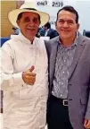 ??  ?? Julio Alfaro (i) recibió sus ► credencial­es como alcalde de Salitre, en Guayas.