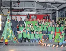  ?? FOTO: GISELA SGIER ?? Stolze 25 Kinder im Alter von sechs bis neun Jahren gehören der BambiniGru­ppe der Freiwillig­en Feuerwehr Aitrach an. Unser Bild zeigt die jungen Feuerwehrl­er, samt Begleiter mit einem selbstgeba­stelten Adventskra­nz sowie einem Weihnachts­baum, gefertigt...