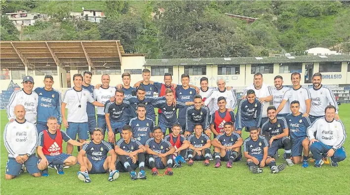  ?? @ARGENTINA ?? Puro optimismo. Los jugadores y el cuerpo técnico del selecciona­do argentino posan en un alto de su entrenamie­nto en Ibarra, Ecuador. Hoy a las 21.15 debutan ante Perú.