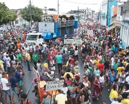  ??  ?? Tradiciona­l caminhada da Liberdade teve trio com Ilê e outros blocos