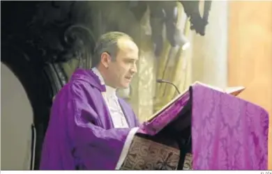  ?? EL DÍA ?? El sacerdote Antonio Priego, durante una celebració­n litúrgica.
