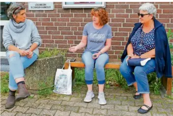  ?? FOTO: HEIKO LEHMANN ?? Drei traurige Katzenbesi­tzerinnen aus Rilchingen-Hanweiler: Yvonne Metzler, Rosi Weisgerber und Birgit Krämer (von links) trafen sich am Montag und sprachen über ihre verschwund­enen Haustiere.
