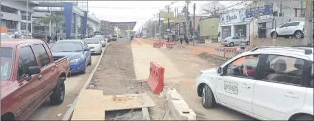  ??  ?? En el Km. 10 de Ruta Mcal. Estigarrib­ia, la obra del metrobús está incompleta como en todo el tramo en Fernando de la Mora.