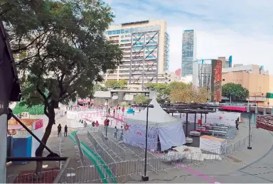  ??  ?? El viernes 15 de diciembre inició operacione­s la pista de hielo montada en la Glorieta de Insurgente­s a partir de las 09:30 horas hasta las 22:00. A pesar de ser su inauguraci­ón, hubo poca afluencia de personas.