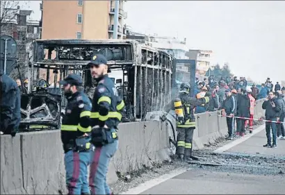  ?? DANIELE BENNATI / EFE ?? El autobús transporta­ba a 51 estudiante­s de secundaria por una autopista en los alrededore­s de Milán
