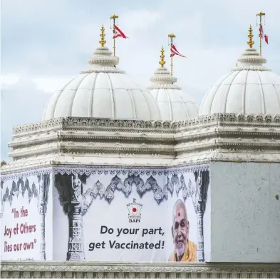  ?? PETER J. THOMPSON / NATIONAL POST ?? The BAPS Swaminaray­an Mandir Hindu Temple in Toronto is hosting a COVID 19 vaccinatio­n site. A councillor in
nearby Mississaug­a is facing heat for saying some people may skip vaccinatio­n there for religious reasons.