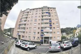  ?? (Photo Michael Alesi) ?? L’un des immeubles où la police est passée à l’action, à Menton.