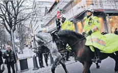  ?? FOTO: ANDREAS ENDERMANN ?? Ein Bild, das es nur noch im Ausnahmefa­ll geben wird: Polizisten zu Pferde auf der Königsalle­e.
