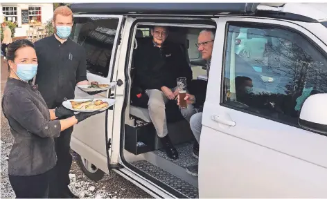  ??  ?? Der neue Gastro-Trend – im Bild ein Beispiel aus Leverkusen – wird auch in Wegberg angeboten. Das Kleine Steakhaus am Wegberger Bahnhof bietet das Dinner im Wohnmobil an.