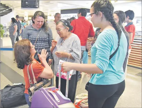  ??  ?? María Hermosilla, paraguaya que ayer volvió de España. Emocionada al ver a su madre, de rodillas le pidió la bendición.