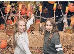  ?? RP-FOTO: SALZBURG ?? Elisa (9) und Julia (10) (v.l.) sind stolz auf ihre Fackeln.