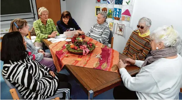  ?? Foto: Silvio Wyszengrad ?? Bei „Pikasso.2“erhalten ältere Menschen Hilfe. Die meisten Patienten, die zu Leiterin Gabriele Eisinger (im grün karierten Hemd) und ihren Kolleginne­n kommen, leiden unter Depression­en.
