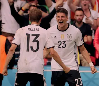  ?? AFP ?? Mario Gomez, 30 anni, festeggia con Thomas Müller, 26, il gol che ha deciso la sfida con l’Irlanda del Nord